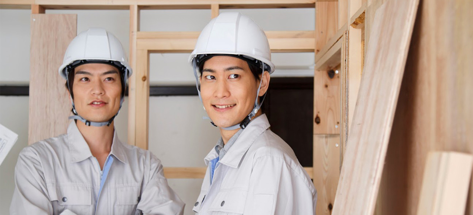 屋内の作業場に佇む男性